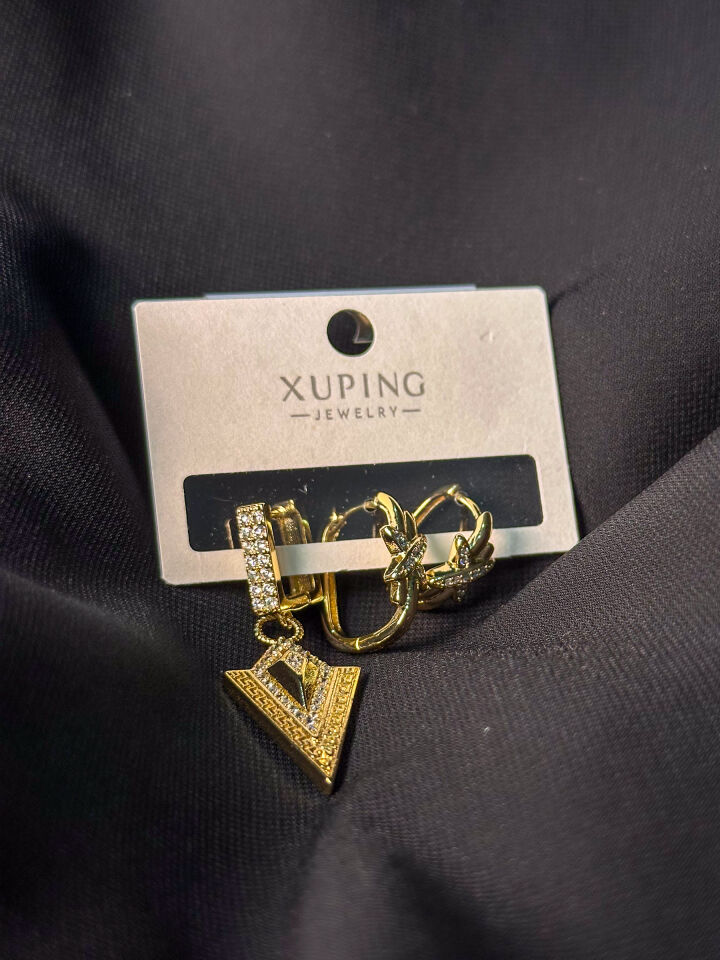 Gold Premium Üçgen Sallantılı Yıldız Detaylı Küpe