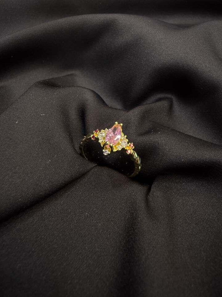 Pembe Taşlı Fuşya Detaylı Yüzük (Gold)